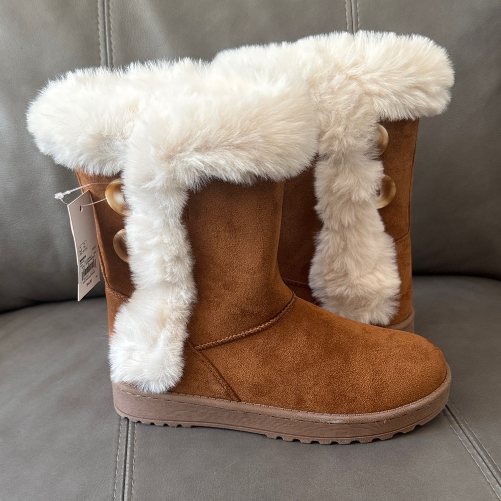 New SO Tan Boots with White Faux Fur